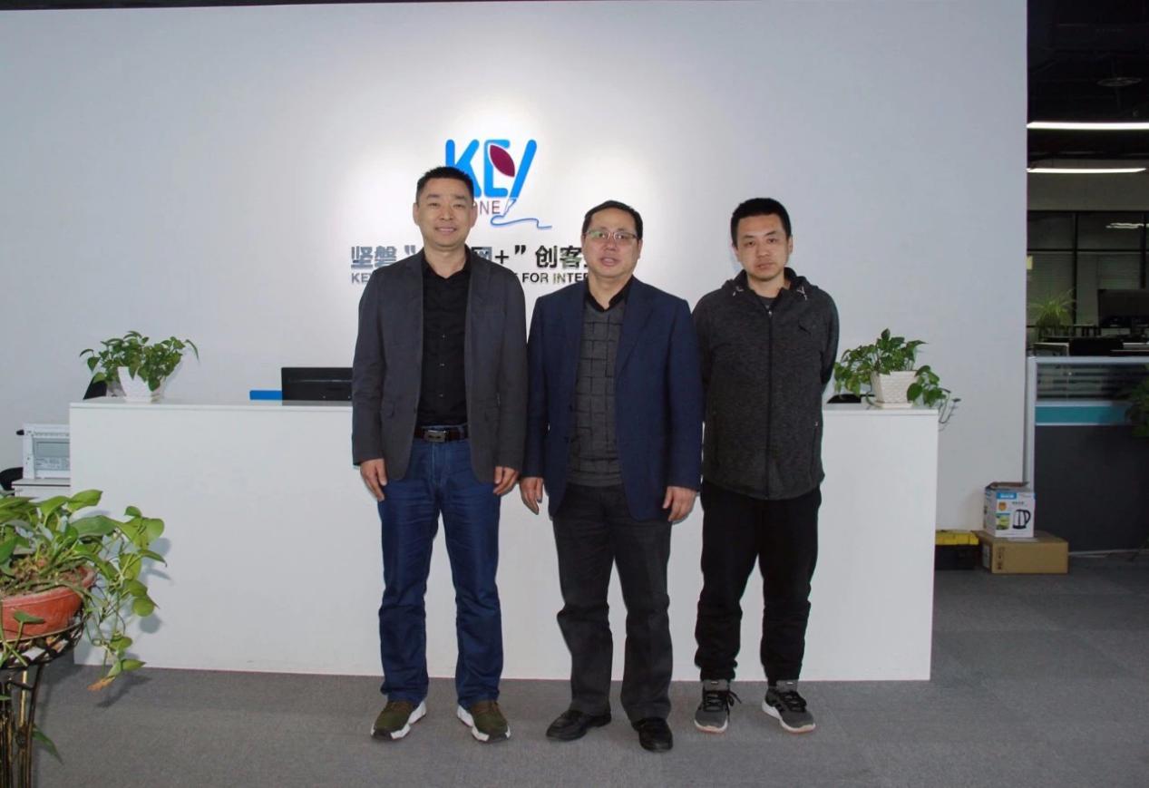 tyc7111cc太阳成集团连卫民院长和刘征主任参观坚磐科技